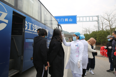 馮嘉文（前左三）在九江聯(lián)合檢疫站點執(zhí)勤。 王一凡攝
