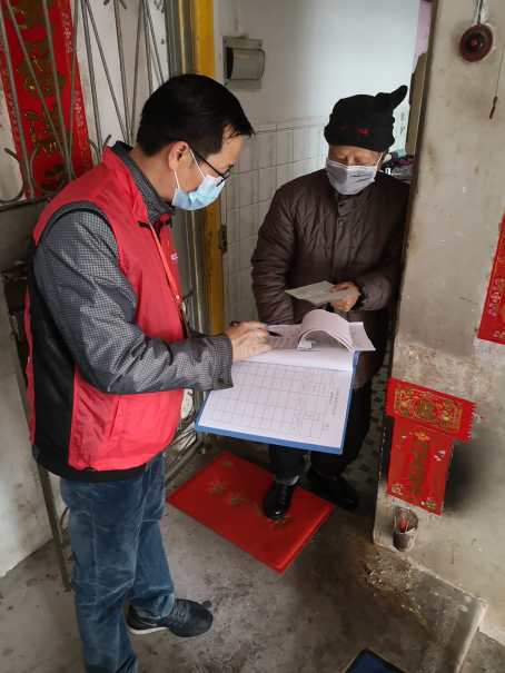 志愿者在社區(qū)入戶排查登記。