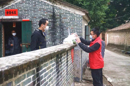 隔離不隔愛，志愿者為居家隔離家庭定期采購生活用品。