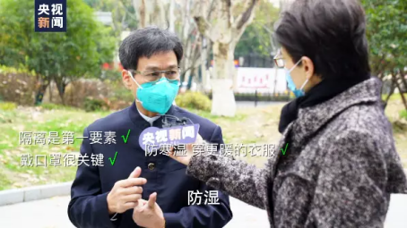 ▲張忠德（左一）接受央視主持人董倩的采訪。