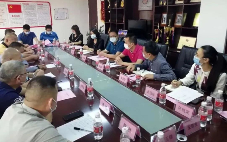 005  4月27日，聯(lián)合市紀(jì)委監(jiān)委舉辦市外省商會(huì)會(huì)長(zhǎng)聯(lián)席會(huì)議暨“親”“清”政商座談會(huì).jpg