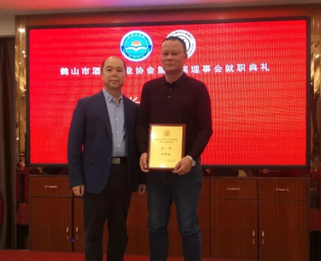 002  市工商聯(lián)主席、總商會會長陸英豪為當(dāng)選會長頒發(fā)牌匾.webp.jpg