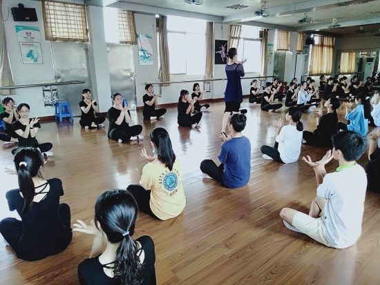 已處理16103475866172020年6月，廣西龍州縣職教中心學前教育專業(yè)學生在鶴山職校進行舞蹈技能培訓。.jpg