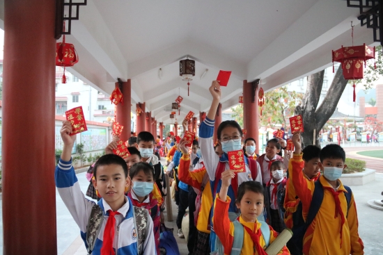1.回校了，收到“學(xué)業(yè)進(jìn)步”大紅包，好開心。（沙坪七?。?JPG