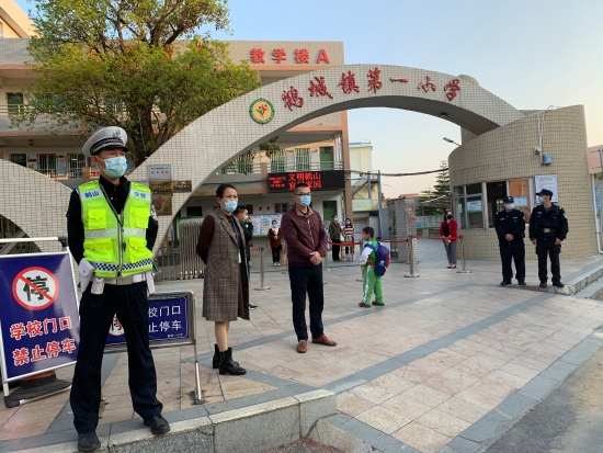 8.鶴城鎮(zhèn)警察叔叔、鶴城一小行政班子為學(xué)生返校保駕護(hù)航.jpg