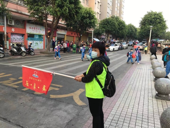 9.家長(zhǎng)義工維持上學(xué)秩序（沙坪四?。?jpg