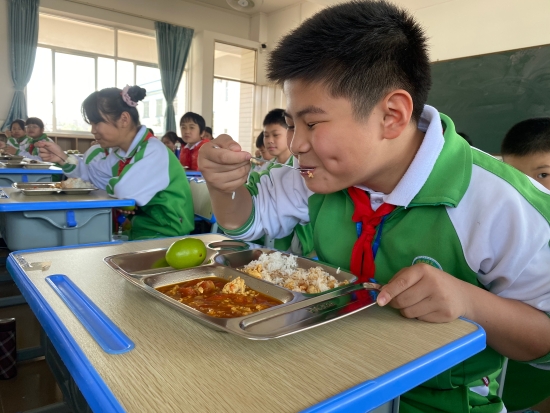 13.表情告訴你，午餐是多么的美味.jpg