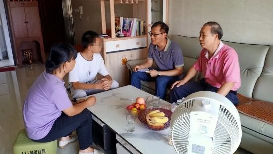 已處理1626771117281古勞中學老師在家訪過程中，向家長、學生進行假期安全管理教育，特別是防溺水安全、防詐騙安全、衛(wèi)生防疫安全等。.jpg