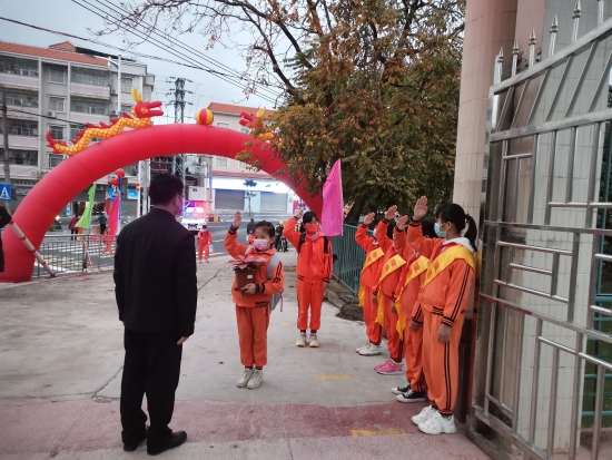 已處理3  “老師，您好！”“同學(xué)，早！”合成小學(xué)校門學(xué)生向老師、同學(xué)敬禮問好.jpg