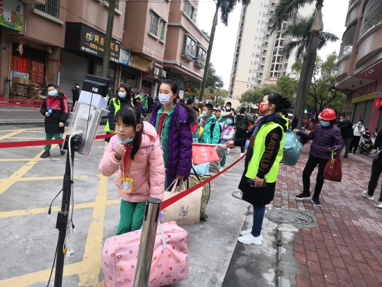 已處理9  沙坪五小學(xué)生測溫，有序進入校園.jpg