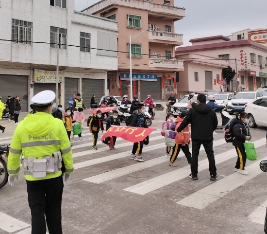 已處理11  連南小學(xué)交警、教師、家長義工組成“返校安全護學(xué)崗”.jpg