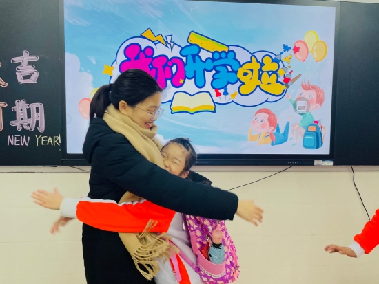 已處理19  “老師，我太想您了。”沙坪一小峻廷灣校區(qū)的小朋友跟老師來一個大大的擁抱.jpg