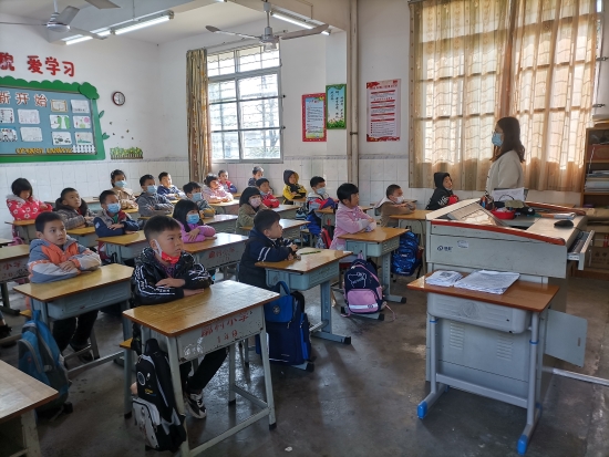 已處理28新學(xué)期，新希望。址山廓村麥源生小學(xué)同學(xué)們課堂上認(rèn)真聽課.jpg