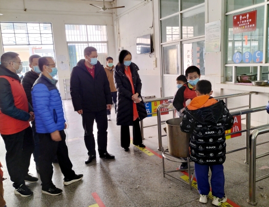 已處理38  2月14日上午，市教育局黨組書記、局長馮耀到宅梧鎮(zhèn)檢查學(xué)校開學(xué)情況.jpg