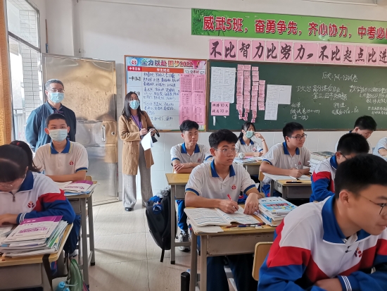 已處理6.開學(xué)調(diào)研，調(diào)研組成員推門聽課.jpg