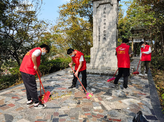 清明節(jié)來臨之際，宅梧鎮(zhèn)退役軍人服務(wù)站工作人員發(fā)動退役軍人僑都星火志愿服務(wù)隊(duì)對我鎮(zhèn)四座烈士紀(jì)念碑進(jìn)行巡查、打掃清潔工作，志愿服務(wù)隊(duì)們也是“收獲滿滿”啊3.jpg