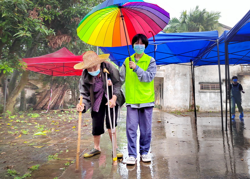 陳麗英《奶奶，打疫苗去》_調(diào)整大小.jpg
