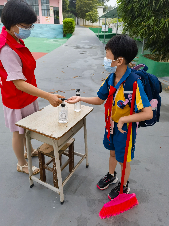 雙合鎮(zhèn)雙合小學（返學時）老師為進入校園的孩子進行了全面的消毒和清潔，做好疫情防控工作，保護自己的同時保護他人 (2).jpg