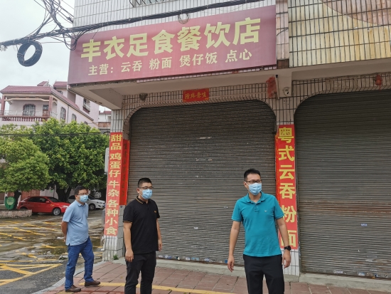 已處理1662101823660黨委書記馮永強、黨委委員王宗球、副鎮(zhèn)長鄧鉅輝到蓮花街檢查廣告牌安全隱患。.jpg