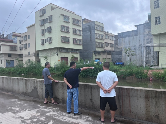 已處理1662101823660黨委委員馮雨帶領村委干部巡查轄區(qū)內(nèi)河流情況。.jpg