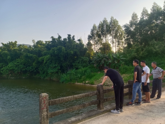 已處理1662101823660副鎮(zhèn)長王靖帶隊檢查轄區(qū)內(nèi)易澇區(qū)域。.jpg