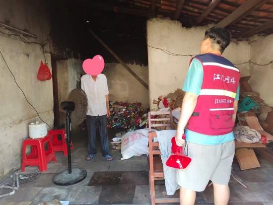 已處理1662101823660網(wǎng)格員排查轄區(qū)內(nèi)的特困戶住宅的安全隱患。.jpg