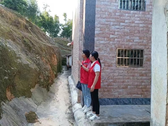 已處理1662101823660云東村駐村第一書記劉曉對地質災害點進行實地走訪排摸，排查區(qū)域安全風險隱患。.jpg