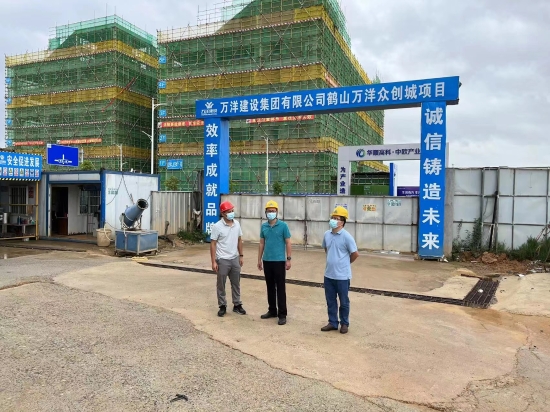 已處理1662101823661黨委書記馮永強、黨委委員王宗球到轄區(qū)內(nèi)在建工地檢查“五停”工作。.jpg