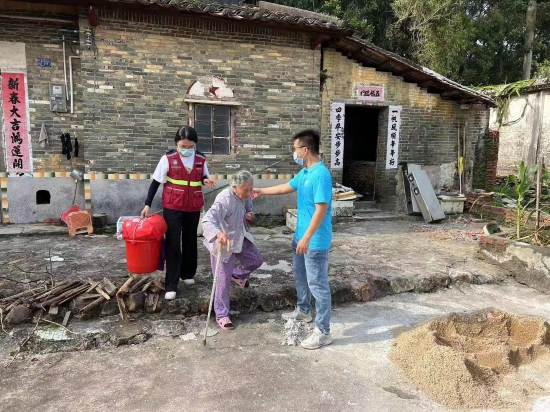 已處理1662101823662網(wǎng)格員及時轉移獨居老人，并為已轉移安置妥當?shù)莫毦永先怂蜕细杉Z和晚餐。.jpg