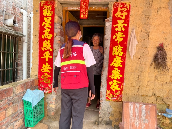 已處理1662101823662網(wǎng)格員入戶向獨居老人宣傳防臺風小知識，幫助排查安全隱患。.jpg