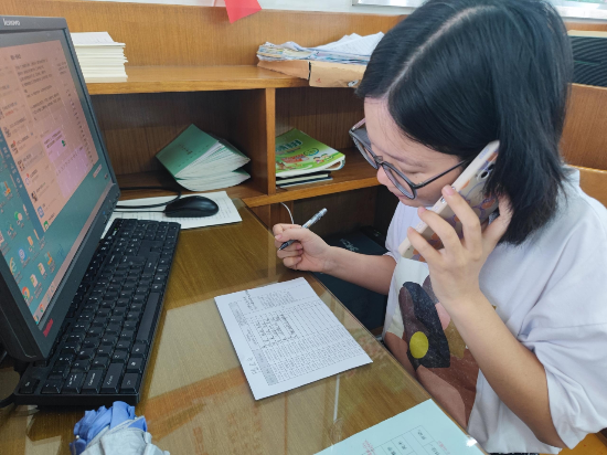 2沙坪二小老師撥打市民電話，協(xié)助做好沙坪流調(diào)咨詢工作.jpg