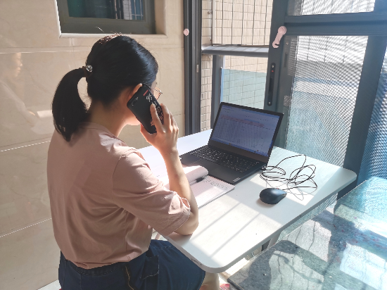 4沙坪六小趙翠霞老師在家做流調(diào)工作人員，隨時準備著學(xué)校下達的打電話任務(wù)，并把每位需要通知去進行核酸檢測的人員作好跟蹤記錄。.jpg