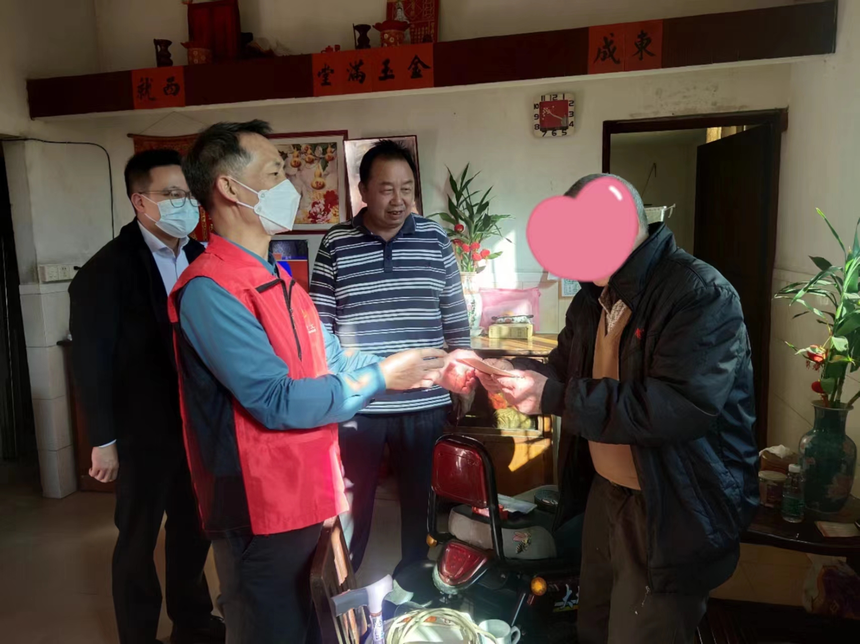 1月14日下午，鶴山市水利局黨組書(shū)記、局長(zhǎng)趙榮贊帶隊(duì)走訪慰問(wèn)結(jié)對(duì)幫扶的困難黨員.jpg