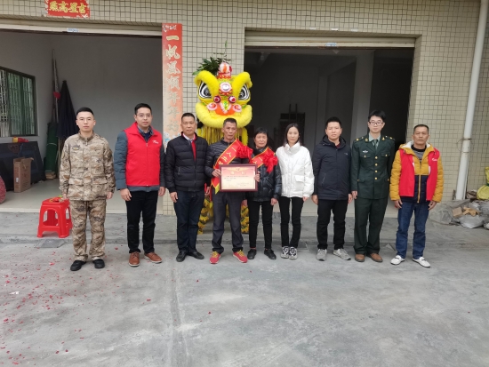 已處理1674092129216市退役軍人事務(wù)局副局長溫寶謙一行到龍都村現(xiàn)役軍人王耀成家中送立功喜報(bào)，并提前向王耀成家屬送上新春祝福，鼓勵(lì)軍人努力拼搏、再立新功。.jpg