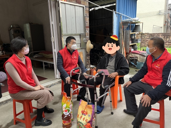 已處理16740921292162、市直機(jī)關(guān)工委副書記羅松泰慰問困難黨員陳錦聯(lián)_副本.jpg