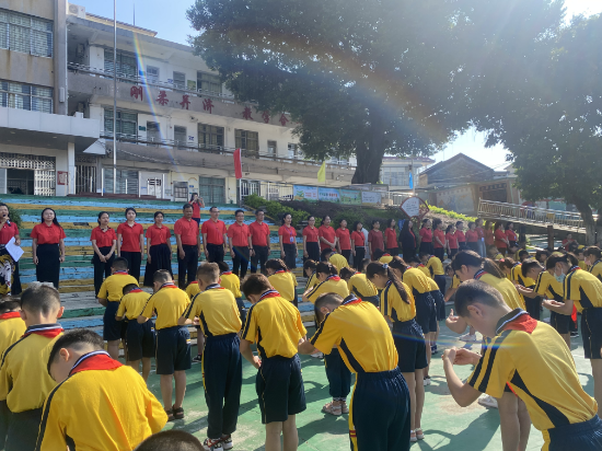 古勞鎮(zhèn)龍溪小學(xué)孩子們正在進(jìn)行拜師禮。.jpg