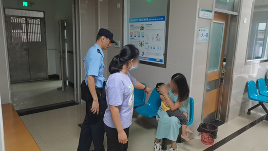 幼童高燒不退緊急求助，共和所民警火速護(hù)送就醫(yī).jpg