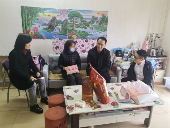 已處理1706842077704右二市 委副書記趙磊，左一市總工會(huì)副主席呂麗群.jpg