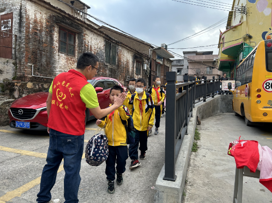 鶴山市古勞鎮(zhèn)龍溪小學(xué)--中心校李明健校長和學(xué)生擊掌，鼓勵學(xué)生.jpg