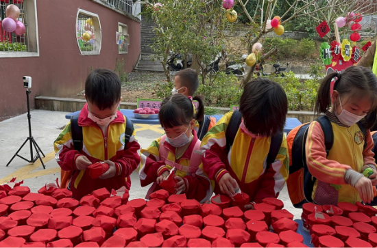 宅梧鎮(zhèn)中心幼兒園為孩子們精心策劃了“幸運拆盲盒”獨特的開學(xué)儀式，在踏入幼兒園門口的一剎那，就給了孩子們一個大大的驚喜。.png