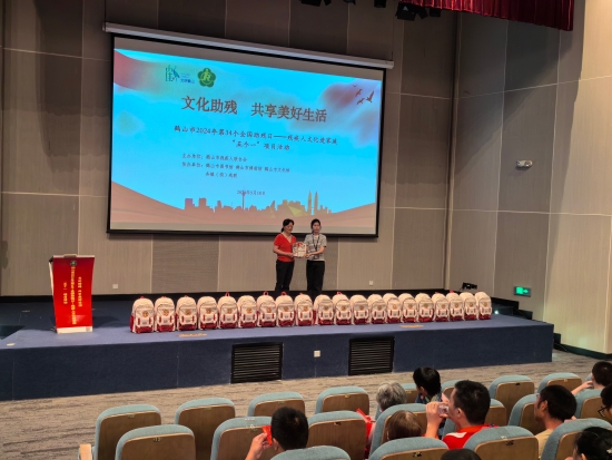 已處理1716374736287市殘聯(lián)黨組成員、副理事長(zhǎng)秦碧霞向殘疾人家庭贈(zèng)送書籍.jpg