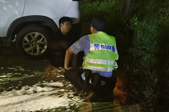 深夜，民警化身“暖心樹洞” (1).jpg