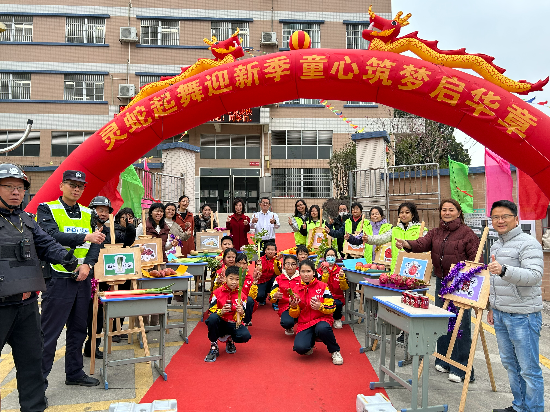 龍溪小學教師、公安民警、志愿者、家長們一同保駕護航.jpg