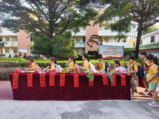 4.沙坪二小學生們觸摸寓意吉祥的物品,預兆新的一年聰明睿智、健康快樂.jpg