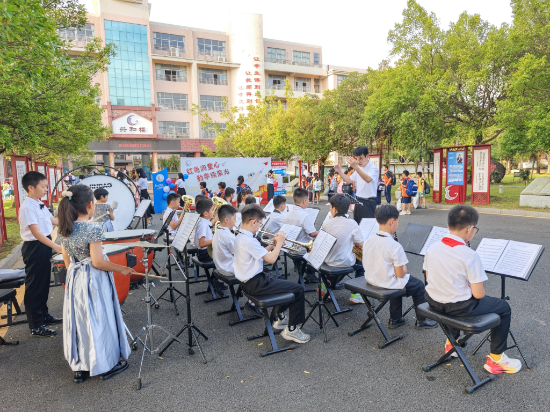 2共和鎮(zhèn)中心小學管樂團歡迎同學回校.jpg