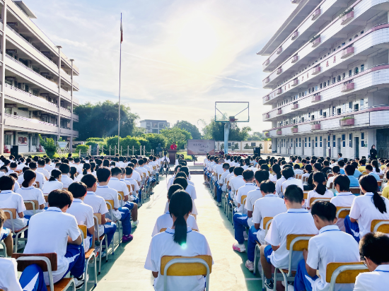 10.龍口中學思政第一課.jpg