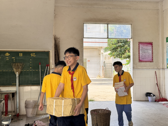 16.龍山小學領取新書的喜悅.jpg