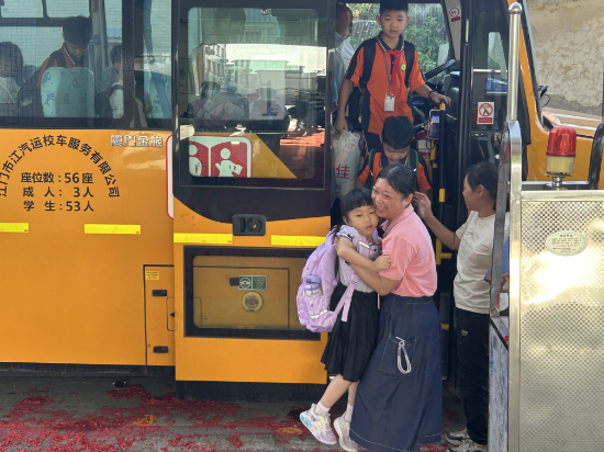 19.鶴城一小 學校教師及跟車阿姨正在引導同學們下校車，確保學生上下安全 (3).jpg